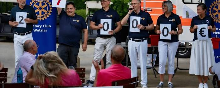 Das Foto zeigt die Bekanntgabe des erzielten Erlöses für den guten Zweck, v.lks.:
Markus Spamer (Präsident GC Schloss Braunfels e.V.), Gert Espig (Präsident Rotary Wetzlar), Stefan Zienert, Alexander Nies, Silke Nies und Melanie Spamer
