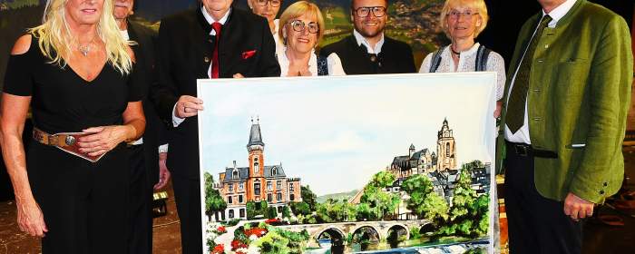 Gastgeschenk von Wetzlar für Schladming:
Handgemaltes Gemälde von Künstlerin Steffi Godow (li.) mit Schladminger Rathaus, 
der alten Lahnbrücke als verbindendes Element und dem Wetzlarer Dom.
Weiter zu sehen v. lks.: Peter Wenzel, Hans-Jürgen Irmer, Angela Irmer, Maria Drechsler (1. Vizebürgermeisterin Schladming) Lukas Seyfried (2. Vizebürgermeister), Ingeborg Koster, und Hermann Trinker Bürgermeister von Schladming
