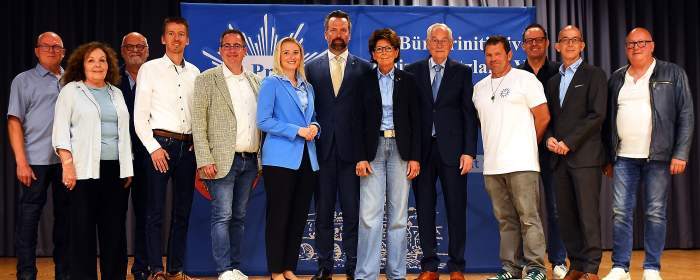 Der neue Vorstand v.lks.: Dr. Jörg Silberzahn, Renate Pfeiffer-Scherf, Horst Kasperski, Holger Viehmann, Frank Steinraths, Lisa Schäfer, als Gast Dr. Hanno Frielinghaus (PPMH), Heike Ahrens-Dietz, Hans-Jürgen Irmer, Markus Bieber, als Gast Udo John (Leiter RKI), Stefan Sollmann und Hans-Peter Stock. Entschuldigt fehlten: Victoria Francovich, Jenni Jeschke-Reusch, Jannis Hahn, Dirk Hardt und Dennis Knöll