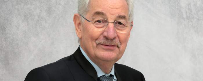 Hans-Jürgen Irmer war 20 Jahre, zuletzt als Oberstudienrat, im hessischen Schuldienst u.a. am Weilburger Gymnasium Philippinum, sowie der Eichendorffschule und dem Goethegymnasium Wetzlar tätig und danach 15 Jahre bildungspolitischer Sprecher der CDU-Landtagsfraktion in Hessen