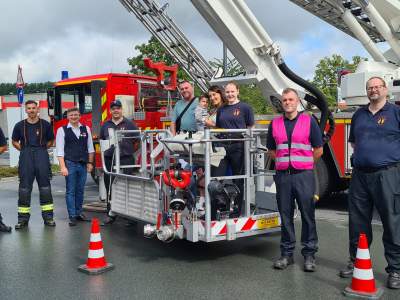 Vertreter der Feuerwehr Wetzlar präsentierten u.a. den Hubwagen im Rahmen einer Offensive für die Feuerwehr. Mit dabei der Leiter des Rewe-Marktes Westend, Günter Fritsch, bei dem sich die Feuerwehr sehr herzlich für dessen Engagement bedankte.