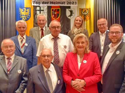 Heimische BdV-Vorstandsmitglieder mit (vorne von links) Kuno Kutz, Manfred Hüber, Ehrengast Margarete Ziegler-Raschdorf und Michael Hundertmark