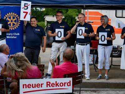 Das Foto zeigt die Bekanntgabe des erzielten Erlöses für den guten Zweck, v.lks.:
Markus Spamer (Präsident GC Schloss Braunfels e.V.), Gert Espig (Präsident Rotary Wetzlar), Stefan Zienert, Alexander Nies, Silke Nies und Melanie Spamer
