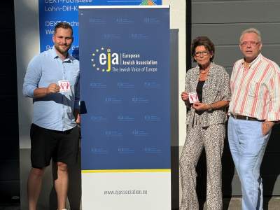Jannis Hahn (li.) und Heike Ahrens-Dietz, stellv. Vorsitzende Pro Polizei, mit Lawrence De Donges, Deutschland-Botschafter der European Jewish Association (EJA)