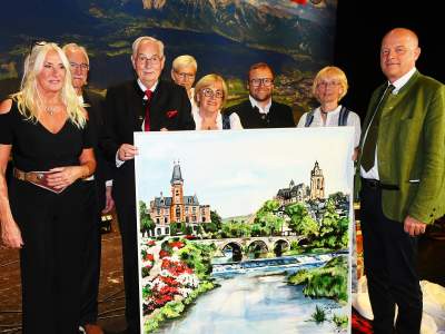 Gastgeschenk von Wetzlar für Schladming:
Handgemaltes Gemälde von Künstlerin Steffi Godow (li.) mit Schladminger Rathaus,
der alten Lahnbrücke als verbindendes Element und dem Wetzlarer Dom.
Weiter zu sehen v. lks.: Peter Wenzel, Hans-Jürgen Irmer, Angela Irmer, Maria Drechsler (1. Vizebürgermeisterin Schladming) Lukas Seyfried (2. Vizebürgermeister), Ingeborg Koster, und Hermann Trinker Bürgermeister von Schladming