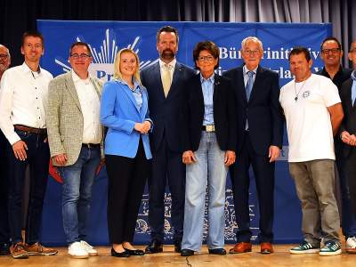 Der neue Vorstand v.lks.: Dr. Jörg Silberzahn, Renate Pfeiffer-Scherf, Horst Kasperski, Holger Viehmann, Frank Steinraths, Lisa Schäfer, als Gast Dr. Hanno Frielinghaus (PPMH), Heike Ahrens-Dietz, Hans-Jürgen Irmer, Markus Bieber, als Gast Udo John (Leiter RKI), Stefan Sollmann und Hans-Peter Stock. Entschuldigt fehlten: Victoria Francovich, Jenni Jeschke-Reusch, Jannis Hahn, Dirk Hardt und Dennis Knöll